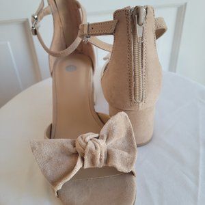 Women's Size 7 Nude  2 inch block heel wuede sandals